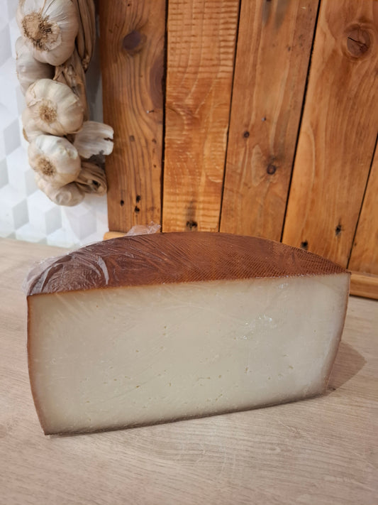 ( demi-tome ) Brebis fumé 6 mois 32€ le kg ( 1kg494 )