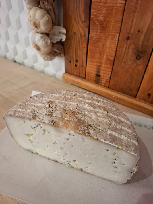 Demi-tome  bleu des basque  chèvre  3 mois 31,50€ le kg ( 1KG716 )